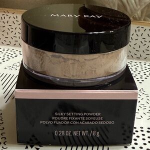 Mary Kay Silky Setting Powder in Light Beige